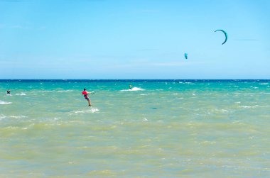 Cumbuco, Brezilya, 9 Temmuz 2017: birden fazla uçurtma sörf spor kişi ile Ceara devlet Cumbuco Beach'de