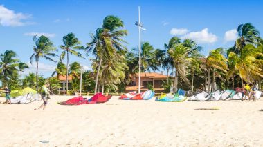 Kum üzerinde çok fazla kitesurf panoları 