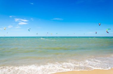 Onların uçurtma kurulu yelken ve zevk insanlar 