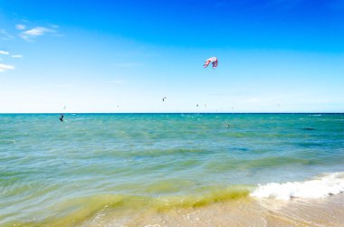 Cumbuco, Brezilya, 9 Temmuz 2017: uçurtma sörfçü Cumbuco Cennet plaj havada bir sürü