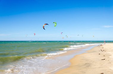 Cumbuco, Brezilya, 9 Temmuz 2017: uçurtma sörfçü Cumbuco Cennet plaj havada bir sürü