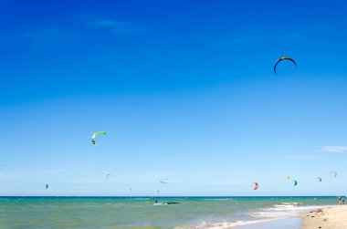 Cumbuco, Brezilya, 9 Temmuz 2017: uçurtma sörfçü Cumbuco Cennet plaj havada bir sürü