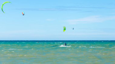 Cumbuco, Brezilya, 9 Temmuz 2017: onların uçurtma yatılı deniz kenarında üzerinde uçan birden çok spor adamı