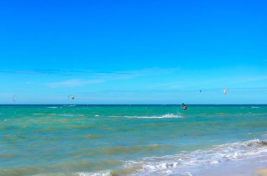 Cumbuco, Brezilya, 9 Temmuz 2017: bir oustanding manevra yapma bir uçurtma sörfçü denizde - 1/6 Bölüm