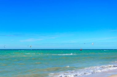 Cumbuco, Brezilya, 9 Temmuz 2017: bir oustanding manevra yapma bir uçurtma sörfçü denizde - 3/6 Bölüm