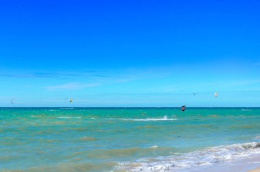 Cumbuco, Brezilya, 9 Temmuz 2017: bir oustanding manevra yapma bir uçurtma sörfçü denizde - 2/6 Bölüm