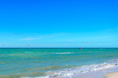 Cumbuco, Brezilya, 9 Temmuz 2017: bir oustanding manevra yapma bir uçurtma sörfçü denizde - 4/6 Bölüm