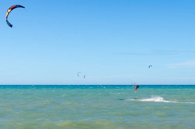 Cumbuco, Brezilya, 9 Temmuz 2017: birden fazla uçurtma sörf spor kişi ile Ceara devlet Cumbuco Beach'de
