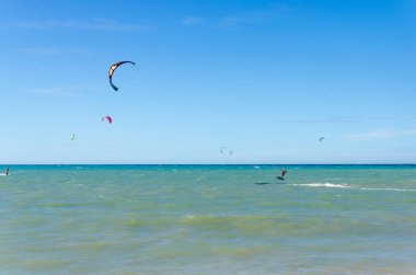 Birçok kitesurfers ile Cumbuco beyaz kum plaj 