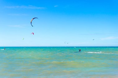 Cumbuco, Brezilya, 9 Temmuz 2017: panoramik bir sürü insan kitesurfing Cumbuco plaj üzerinde yapıyor