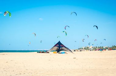 Cennet plaj üzerinde park edilmiş jangada tekne