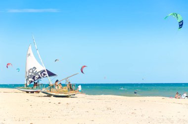 Cennet plaj üzerinde park edilmiş jangada tekne