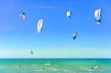 Birçok kitesurfers ile Cumbuco beyaz kum plaj 