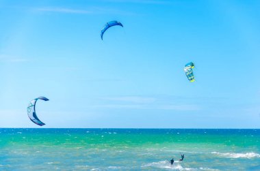 Sporcu kitesurfing bir sürü muhteşem manzarası