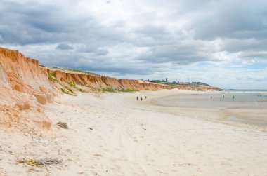 Canoa Quebrada, Brezilya, 12 Temmuz 2017: görünüm, Canoa Quebrada turuncu kayalıklar ve beyaz kumlu plaj