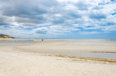 Canoa Quebrada, Brezilya, 12 Temmuz 2017: görünüm, Canoa Quebrada turuncu kayalıklar ve beyaz kumlu plaj