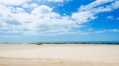 Canoa Quebrada, Brezilya, 12 Temmuz 2017: kırık Kano Beach beyaz kumlu plajda adamcağız araba