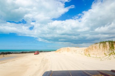 Canoa Quebrada, Brezilya, 12 Temmuz 2017: kırık Kano Beach beyaz kumlu plajda adamcağız araba