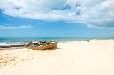 Canoa Quebrada, Brezilya, 12 Temmuz 2017: ön görünüm kırık bir kano beyaz kumlu plaj üzerinde
