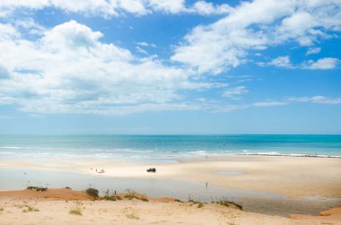 Beyaz kumlu plaj, adamcağız araba 