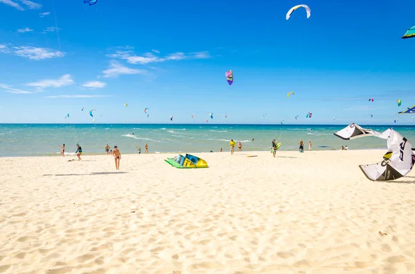 Un montón de surfistas cometas en el aire en Cumbuco — Foto de Stock