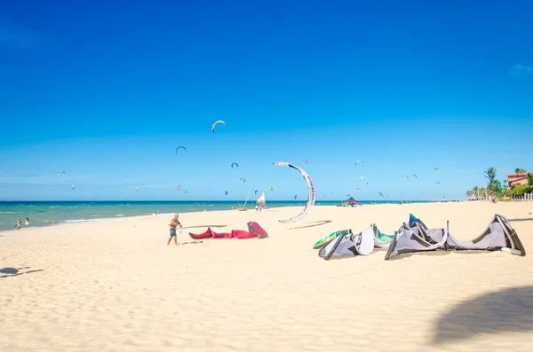 Egy csomó kite-szörfösök a levegő-Cumbuco — Stock Fotó