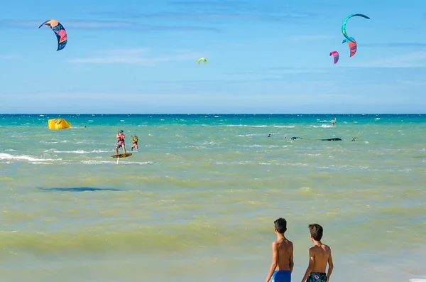 Cumbuco Jul 2017 孩子们在 Cumbuco 的海上观察风筝冲浪设备 — 图库照片