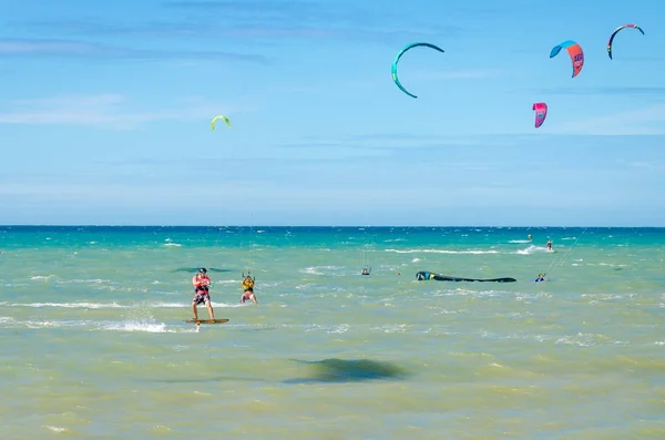 Cumbuco 2017年7月9日 海滩在 Cumbuco Ceara 状态与多风筝冲浪体育人 — 图库照片