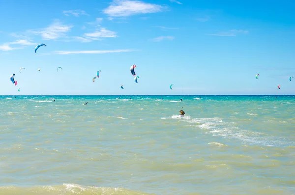 Múltiples deportistas volando en su kite boarding — Foto de Stock