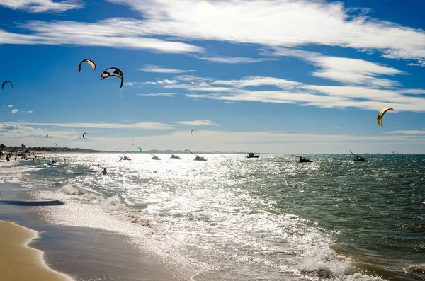 クンブーコ ブラジル 2017 カイトサーファー 夕日で海を楽しんでいると効果を露出 — ストック写真