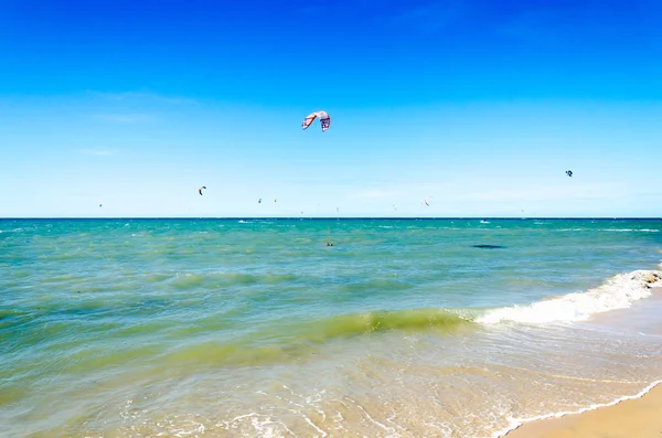 Cumbuco Brazílie Červenec 2017 Více Muž Sportovní Létání Jejich Kiteboarding — Stock fotografie