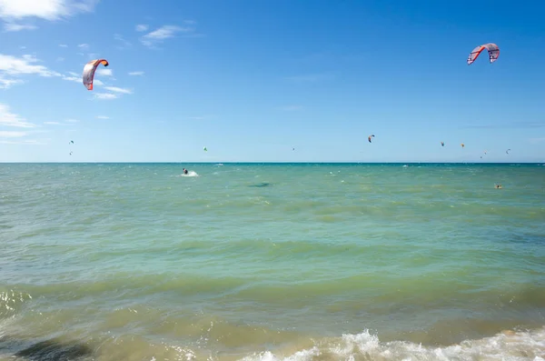Cumbuco wit zand strand met vele kitesurfers — Stockfoto