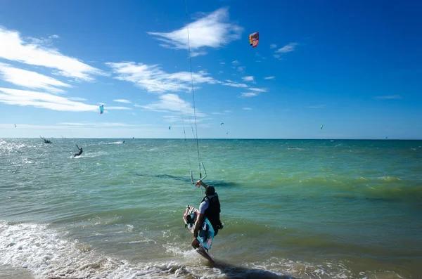 Playa de arena blanca Cumbuco con muchos kitesurfistas — Foto de Stock