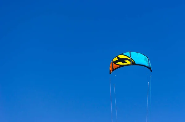 Cumbuco Brasil Jul 2017 Encerramento Kitesurf Sobrevoando Céu Azul Ensolarado — Fotografia de Stock