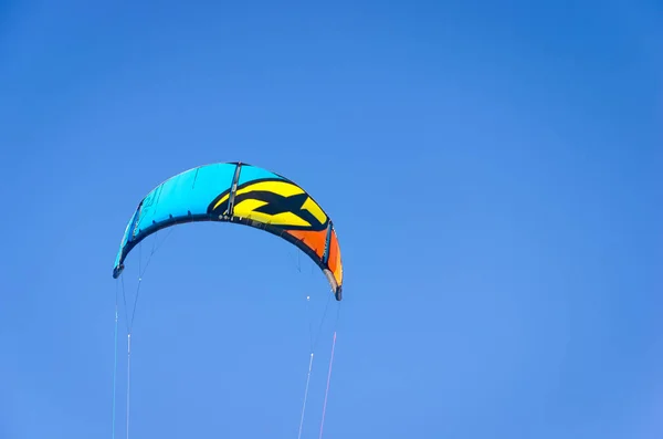 Nahaufnahme von Kitesurfen, die über den blauen Himmel fliegen — Stockfoto