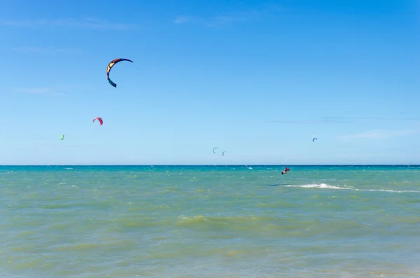 Cumbuco 2017年7月9日 人们在他们的风筝板上航行和享受海 — 图库照片
