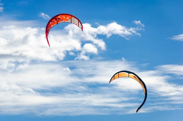 En yüksek gökyüzü tarafından kitesurfing birkaç kapatın — Stok fotoğraf