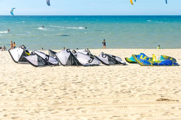 沙子上有太多的 kitesurf 板 — 图库照片