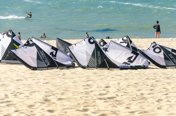 Demasiadas tablas de kitesurf sobre la arena — Foto de Stock