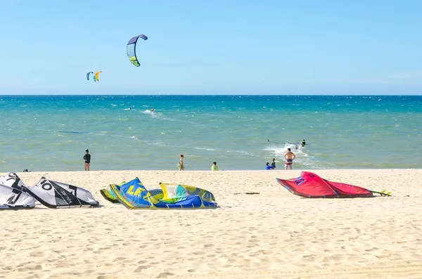 沙子上有太多的 kitesurf 板 — 图库照片