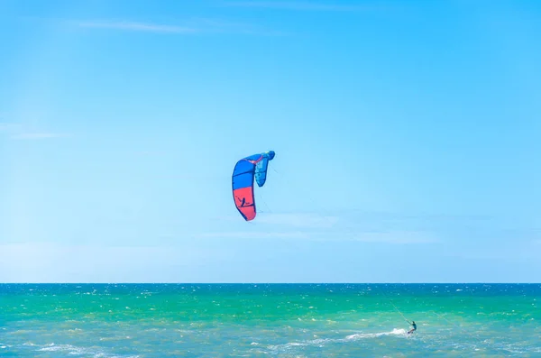 Múltiples deportistas volando en su kite boarding — Foto de Stock