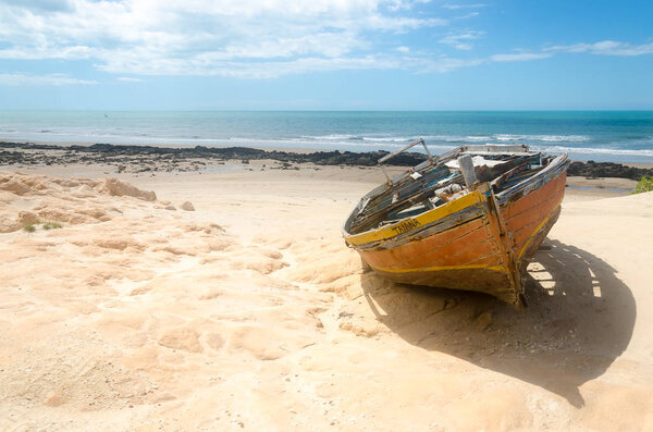 Каноа Квебрада, Бразилия, 12 июля 2017 г.: Вид спереди на разбитое каноэ над белым песчаным пляжем
