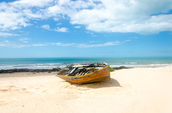 Каноа Квебрада, Бразилия, 12 июля 2017 г.: Вид спереди на разбитое каноэ над белым песчаным пляжем
