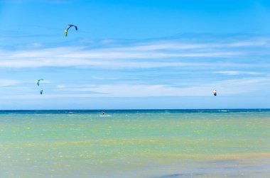 Cumbuco, Brezilya, 9 Temmuz 2017: onların uçurtma yatılı deniz kenarında üzerinde uçan birden çok spor adamı