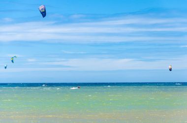 Cumbuco, Brezilya, 9 Temmuz 2017: birden fazla uçurtma sörf spor kişi ile Ceara devlet Cumbuco Beach'de