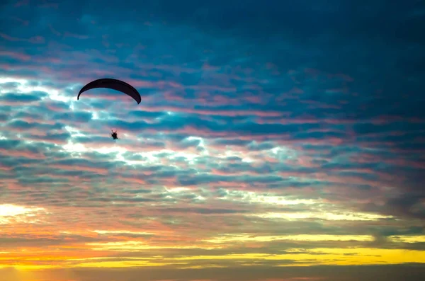 Motorized Paraglider Flying High Sky Sunset — Stock Photo, Image