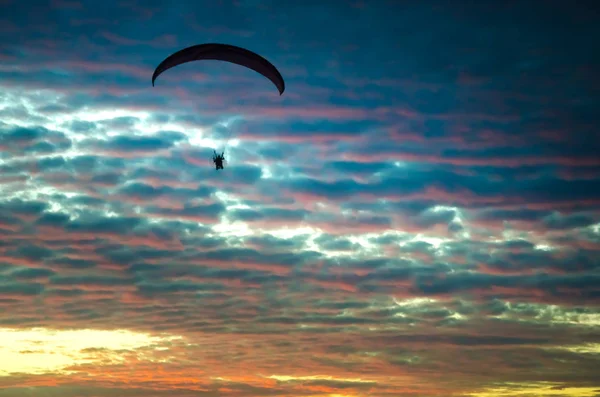 Motorized Paraglider Flying High Sky Sunset — Stock Photo, Image