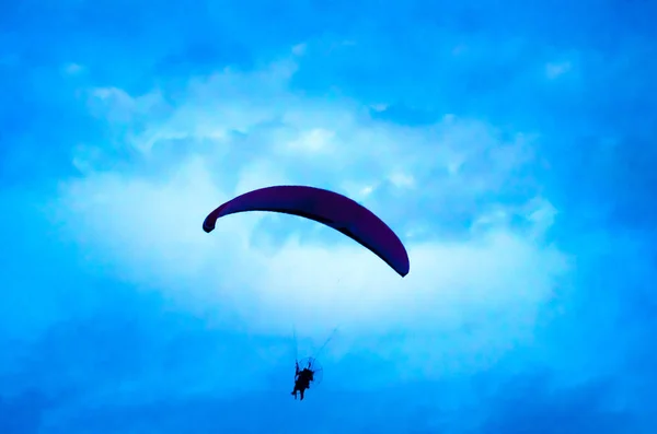 Visão ascendente de um parapente voando — Fotografia de Stock