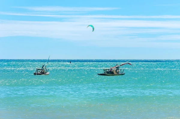Jangada båt och kite surfare segling tillsammans — Stockfoto