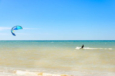 Onların uçurtma kurulu üzerinde sörf tek spor adamı